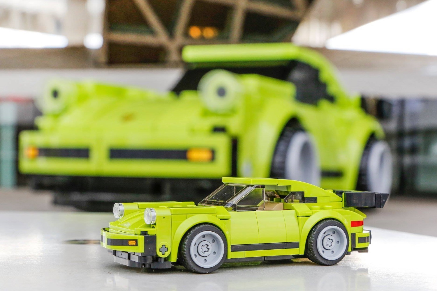 Hatalmas Lego-Porsche trónol a múzeum előtt 5