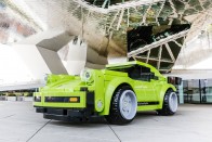 Hatalmas Lego-Porsche trónol a múzeum előtt 2