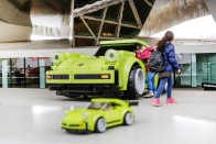 Hatalmas Lego-Porsche trónol a múzeum előtt 10