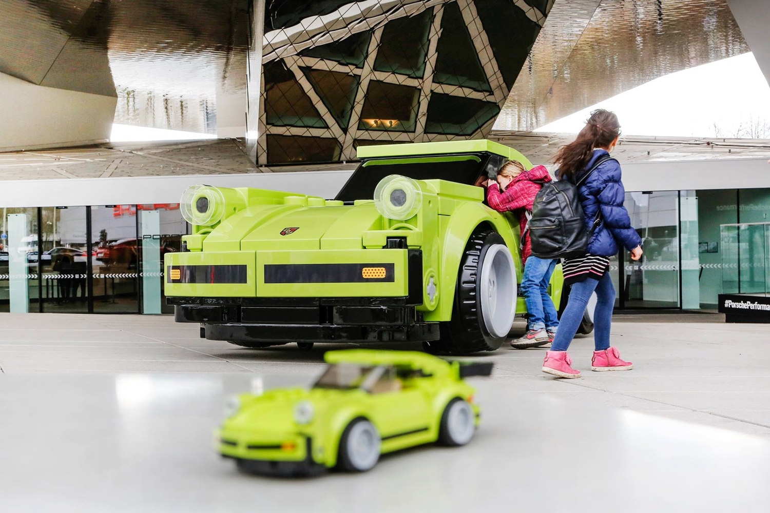 Hatalmas Lego-Porsche trónol a múzeum előtt 4