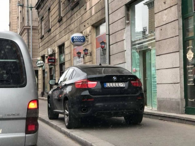 Attól, hogy a BMW-n egyedi rendszám van, még nem kéne így parkolni 1