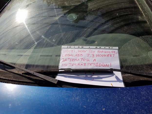 Jópofa nosztalgiacetli landolt egy pesti autós szélvédőjén, mert nem tud normálisan parkolni 1