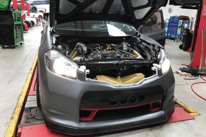 380 felett száguld ez a 2000 lóerős családi verda