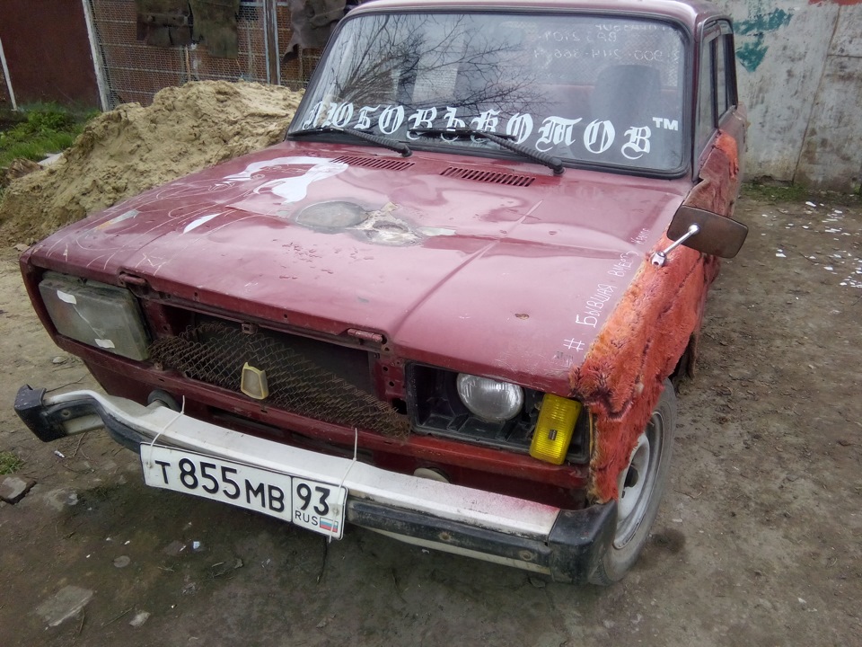 Ősi időket idéz ez a prémmel borított Lada 1