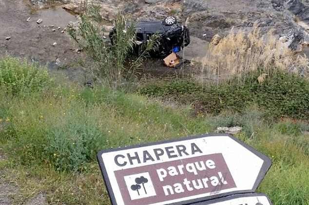 30 métert zuhant a turista autója