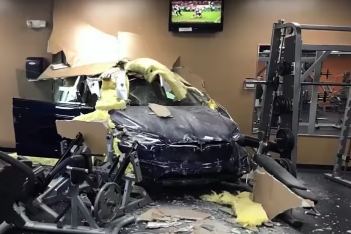 Falon át hajtott edzőterembe egy Tesla