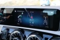 High-tech és luxus kifulladásig az új magyar Mercedesben 76