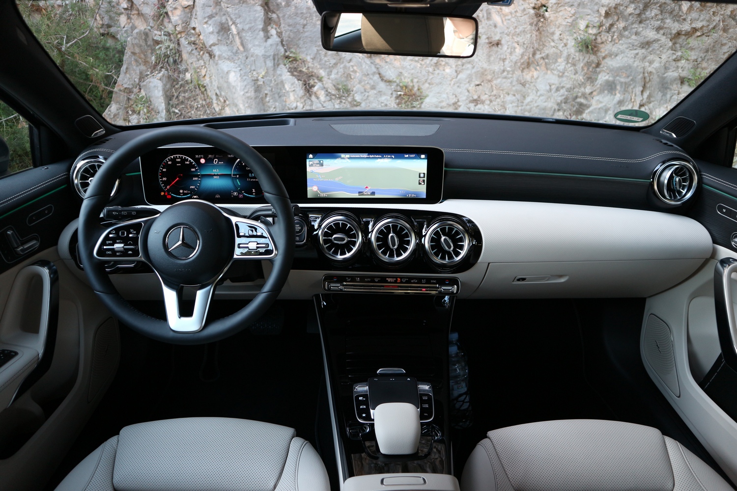High-tech és luxus kifulladásig az új magyar Mercedesben 35