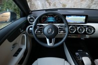 High-tech és luxus kifulladásig az új magyar Mercedesben 80
