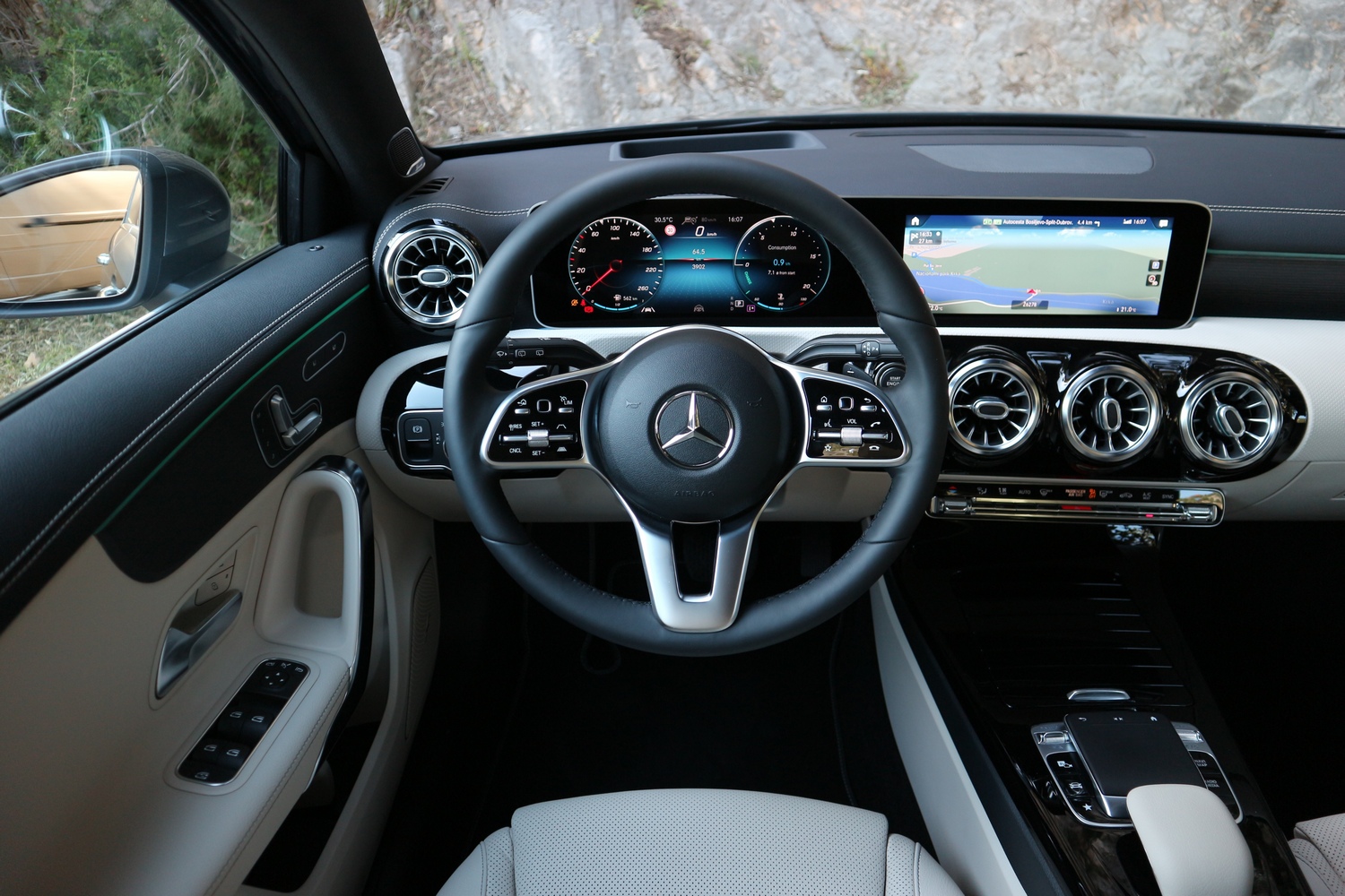 High-tech és luxus kifulladásig az új magyar Mercedesben 36
