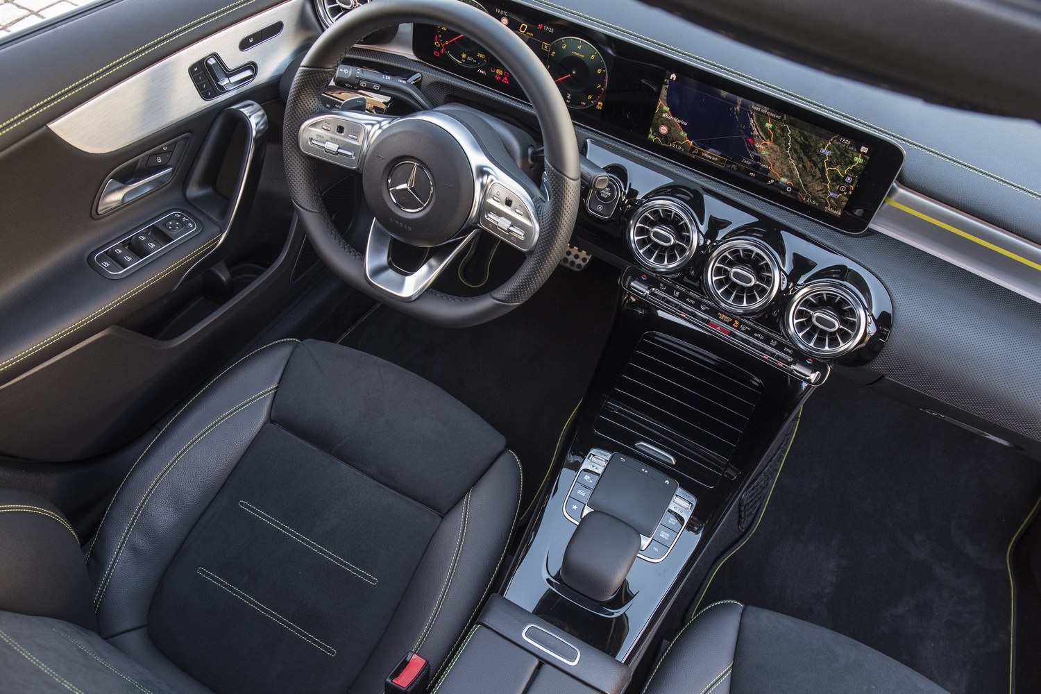High-tech és luxus kifulladásig az új magyar Mercedesben 38