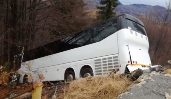 Ezt lehet tudni az árokba ugrató román busz videójáról, amit mindenki oszt