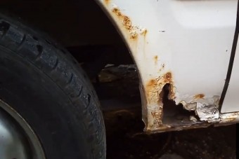 Ilyen szétrohadt mentőautóval dolgoznak Borsodban