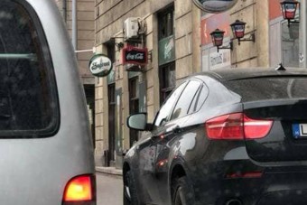 Attól, hogy a BMW-n egyedi rendszám van, még nem kéne így parkolni