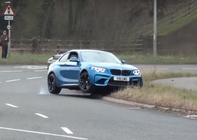 Két BMW-sofőr mutatja meg, hogy ne hajts el autótalálkozóról