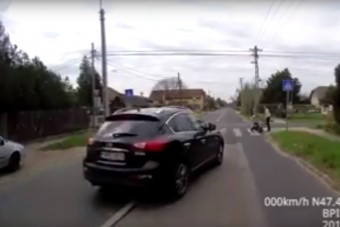 Babakocsis anyuka és gyermeke életét mentette meg a pesti buszsofőr