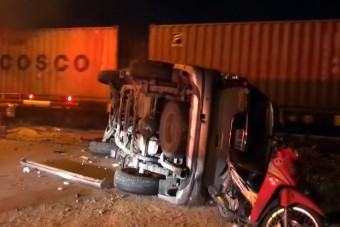 Nagyon rossz helyen akadt el ez az autó, elcsapta a vonat