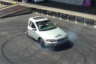 Félbevágott Volvóval pörögve jön a napi értelmetlenség