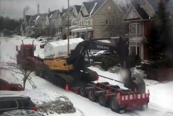 Kreatívan jutott előrébb a kamionos ezen a jeges emelkedőn