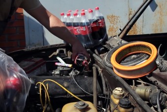 Videó mutatja, hogy mit művel a kóla és a cukorka a motorral