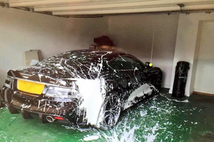 Festékes dobozra gurult az autós, biztos nem ez volt élete legjobb napja