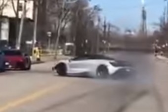 Jogsi nélkül tört össze két sportkocsit egy 19 éves srác