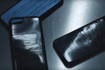 Telefonálás miatt összetört autókból csináltak telefontokot