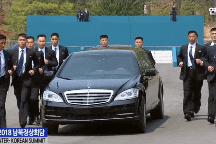 12 testőr futott Kim Dzsongun páncélozott Mercije mellett