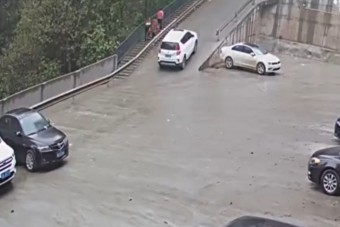 Ez az autós kétszer törte össze ugyanazokat az autókat