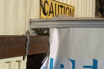 Nézd meg csodás lassításban, ahogy leborotválják egy teherautó tetejét