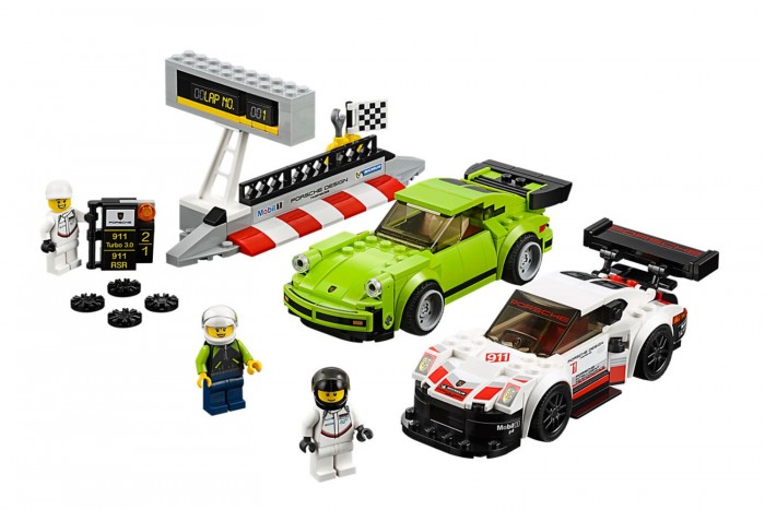 Hatalmas Lego-Porsche trónol a múzeum előtt 6