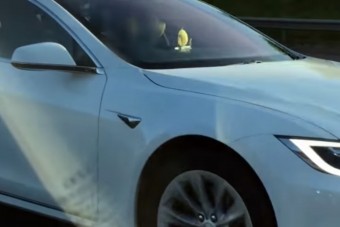 Bekapcsolta a robotpilótát, majd az anyósülésre mászott a teslás