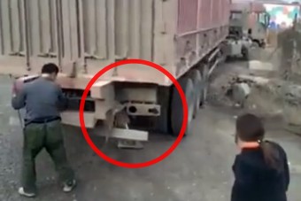 Hidraulikus lábtól lesz fordulékonyabb ez a kínai kamion