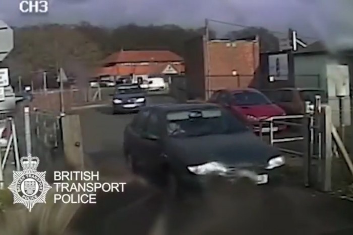 Börtön járt a vasúti átkelőn áthajtó autósnak