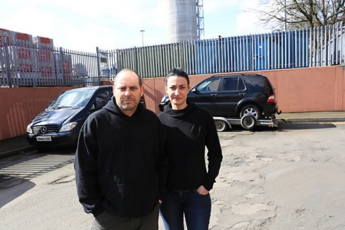 Trükkös parkolásra kényszerült ez az autós