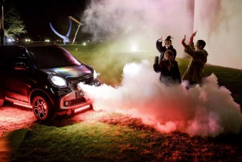 Mozgó diszkót csináltak ebből a Smartból