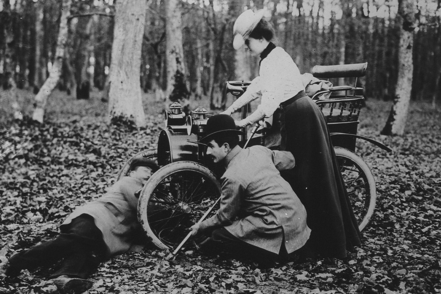 Ez egy 1933-as autó. És tényleg vezettük 75