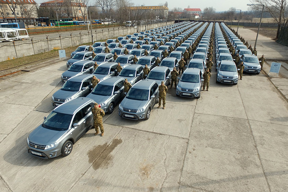 Suzukiba ülnek a magyar katonák 5