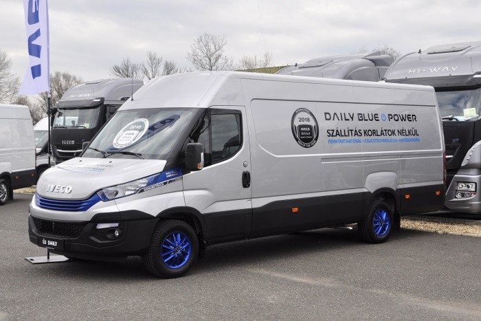 Kékre váltott az Iveco népszerű furgonja 2 | Vezess Kékre váltott az Iveco népszerű furgonja 2