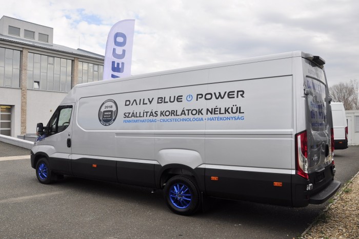Kékre váltott az Iveco népszerű furgonja 1 | Vezess Kékre váltott az Iveco népszerű furgonja 1