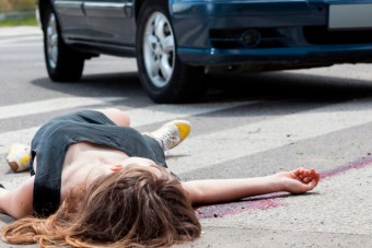 Tragédia: bedrogozva gázolt halálra egy lányt, azt hitte egy zacskón hajtott át