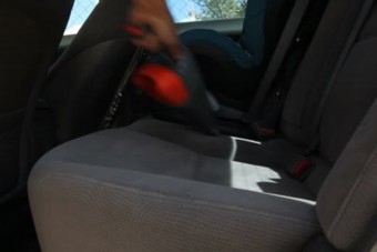 Ez a srác úgy takarítja az autóját, hogy nem bírtuk ki röhögés nélkül