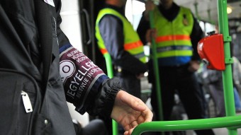 16 ezerre büntette a BKK a buszon fagyizó lányt