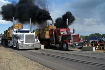 Egy kamion, ami otthagy a pirosnál