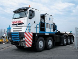 Akad otthon 600 tonna bármi? Ez a vontató egy kanyarral elviszi!