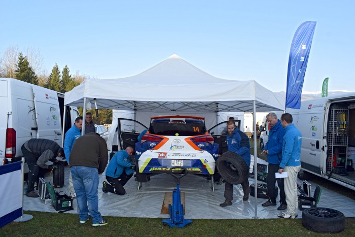 Autószerelők, akik forgatókönyvből dolgoznak 9