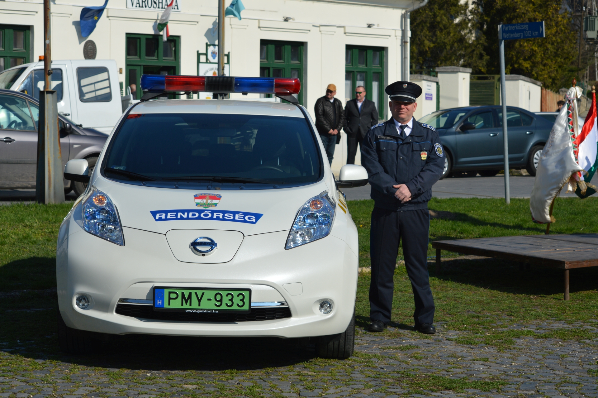 Villanyautóban a magyar rendőrök 1