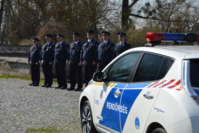 Villanyautóban a magyar rendőrök