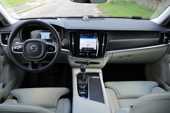 Volvo V90 CC – a luxusbunker 97 Elegáns. Nem de?
