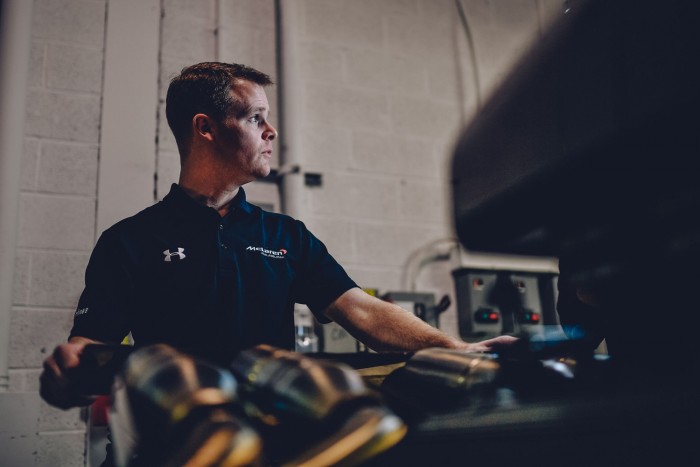 Még gránitlap is kell a kuplungcseréhez a McLaren F1-en 6 | Vezess Még gránitlap is kell a kuplungcseréhez a McLaren F1-en 6